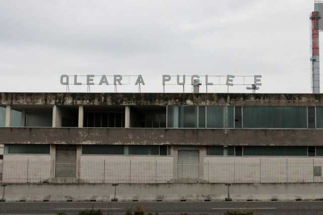 La spettrale Statale 96: un tempo "via dello shopping", ora cimitero dei capannoni